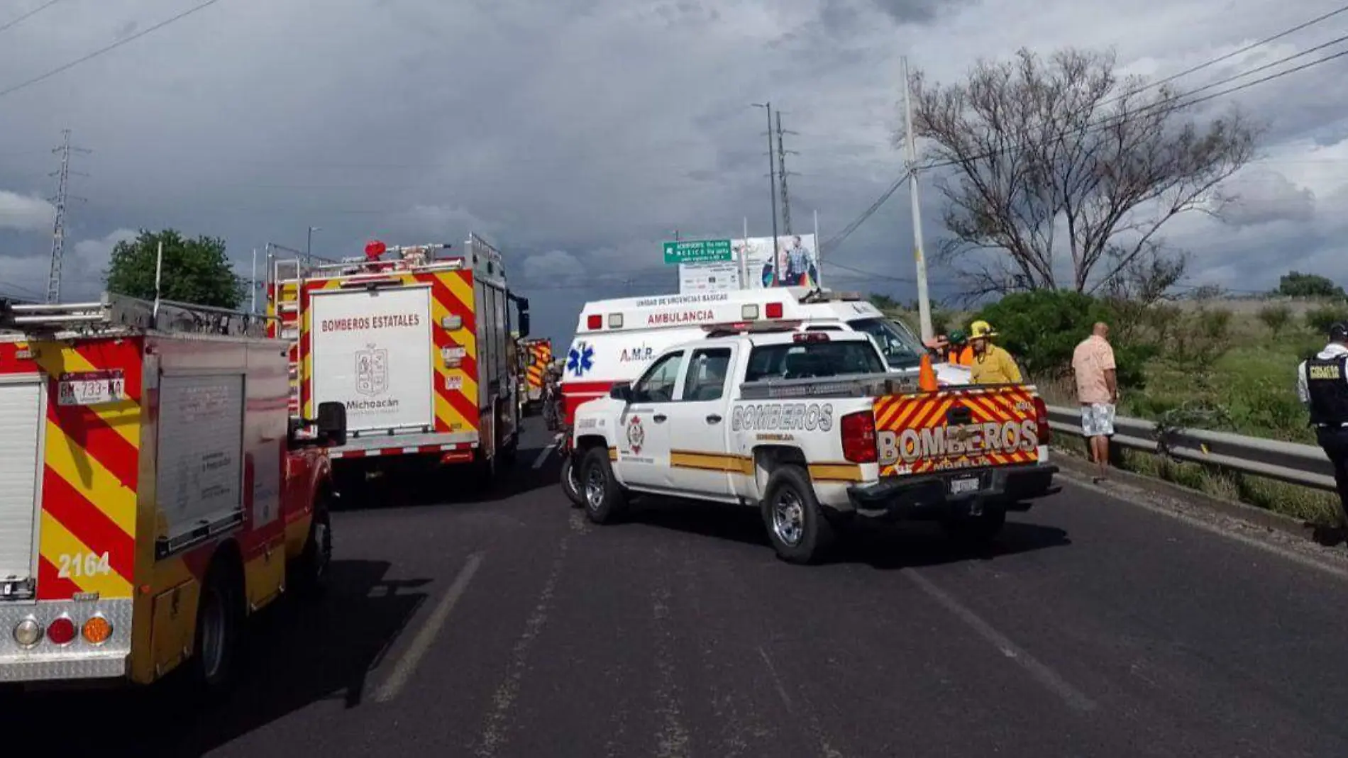 Bomberos y ambulancias atendiendo accidente en Charo